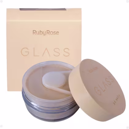 Pó solto da marca Ruby Rose, chamado "Glass". O rótulo na embalagem exibe o nome da marca "Ruby Rose" e o nome do produto "Glass" em letras douradas. A caixa de papelão que acompanha o produto também é bege, com o nome "Ruby Rose Glass" impresso nela.