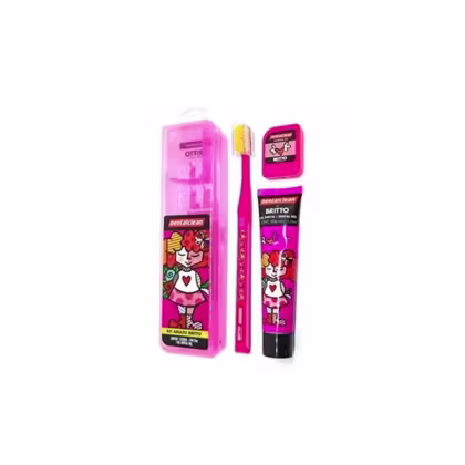 O produto apresentado é um kit de higiene bucal infantil da marca Dentalclean, com escova, pasta de dente e fio dental. Todos os produtos são estilizados com padronagem de Romero Britto e cor rosa.