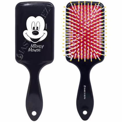 Apresenta a frente e o verso da escova Mickey Mouse. Uma escova tem um design liso com a imagem do Mickey Mouse em preto e branco na parte traseira. Possui vermelhas e amarelas em um padrão radial.