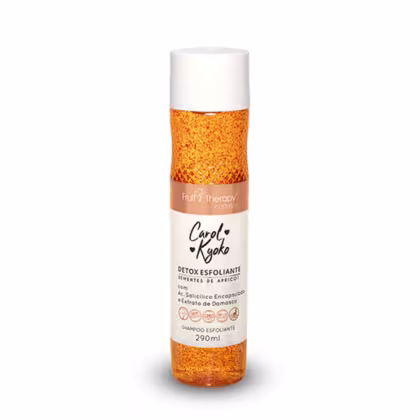 Frasco de shampoo esfoliante da marca Carol Kyoko, com 290ml de volume, embalagem branca e laranja, contendo informações sobre os ingredientes e benefícios do produto.