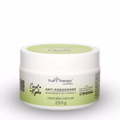 A imagem mostra um pote branco e tem detalhes na cor verde, com o nome da linha  Fruit Therapy Collabs Carol Kyoko Antiporosidade. Também indica que é um produto vegano, sem sal, sem parabenos e sem corantes.