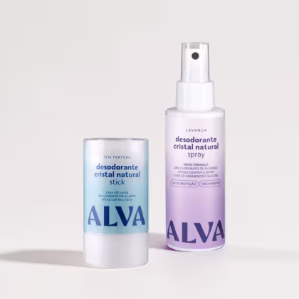 Dois produtos de desodorante cristal natural da marca ALVA: um desodorante em bastão e um spray, ambos com embalagens brancas e azuis, exibindo o nome da marca e informações sobre a fórmula sem perfume e sem parabenos.