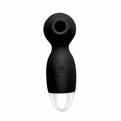 Sugador de clitóris com formato ergonômico e botão liga/desliga visível. Produto de design moderno e compacto para uso íntimo.