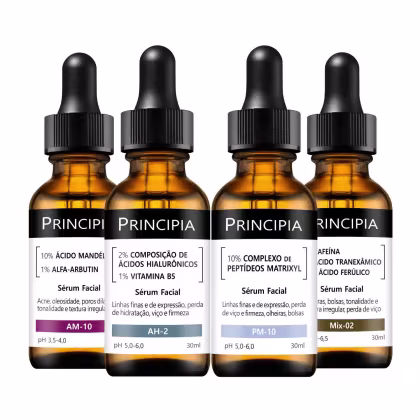 Quatro frascos de soro facial da marca Principia, contendo diferentes formulações com ácido mandélico, ácidos hialurônicos, peptídeos matrixyl e ácido ferúlico. Os frascos possuem rótulos pretos com informações sobre os ingredientes e pH de cada produto.