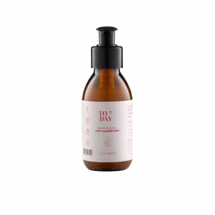 É um frasco âmbar com uma bomba dosadora preta no topo. O frasco contém 100 ml do sabonete líquido Today Natural Cosmetics Pele Equilibrada. O fundo do rótulo é branco com letras vermelhas.