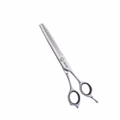 Tesoura de corte de cabelo profissional da marca Okyo, com lâminas de aço inoxidável e design ergonômico. Apresenta um acabamento prateado e detalhes gravados com o logotipo da marca.