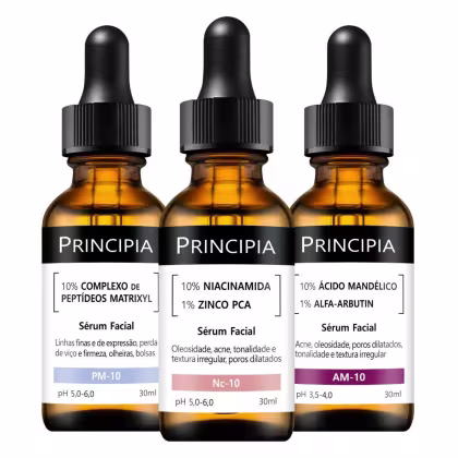 Três frascos de soro facial da marca Principia, contendo diferentes formulações com ingredientes como complexo de peptídeos matrixyl, niacinamida e ácido mandélico. Os frascos possuem rótulos com informações sobre os benefícios de cada produto.