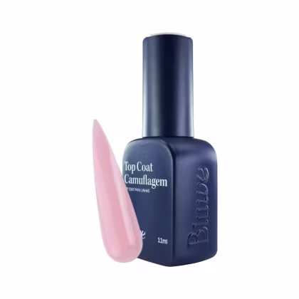 A imagem mostra o top coat camuflagem da marca Bluwe, com frasco azul marinho opaco com tampa da mesma cor. Parte frontal com o nome do produto "Top Coat Camuflagem" e a descrição "top coat para unhas" em letras brancas. Traz amostra de cor rosa