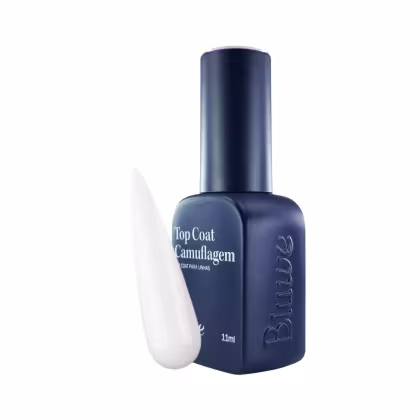 A imagem mostra o top coat camuflagem da marca Bluwe, com frasco azul marinho opaco com tampa da mesma cor. Parte frontal com o nome do produto "Top Coat Camuflagem" e a descrição "top coat para unhas" em letras brancas. Traz amostra de cor perolada