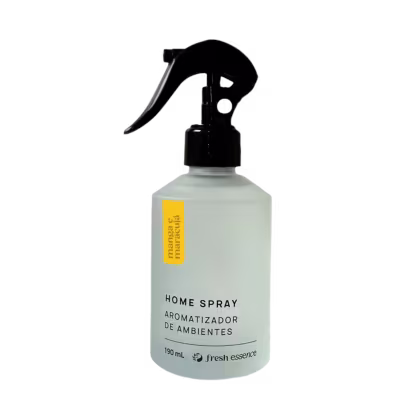 Home Spray aromatizador de ambientes da marca Fresh Essence. Frasco transparente fosco com líquido dentro. Tampa preta com acionador tipo borrifador. Rótulo na frente com faixa amarela na parte superior com o texto "manga & maracujá".