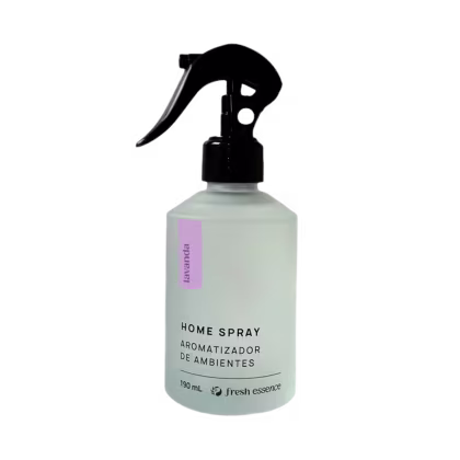Home Spray aromatizador de ambientes da marca Fresh Essence. Frasco transparente com líquido dentro. Rótulo com texto Home Spray na parte frontal. Tampa preta com acionador tipo borrifador. Embalagem simples com detalhes em lilás.