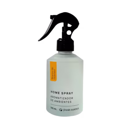 Home Spray aromatizador de ambientes da marca Fresh Essence. Frasco transparente com líquido dentro. Pulverizador preto na parte superior. Rótulo laranja.
