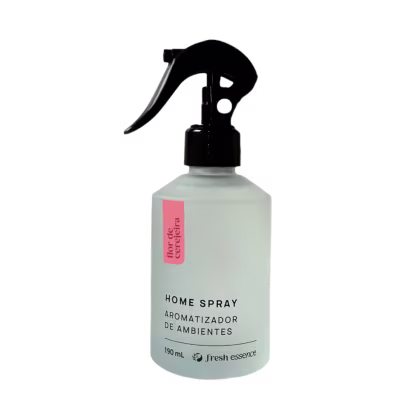 Home Spray aromatizador de ambientes da marca Fresh Essence. Frasco com rótulo rosa e preto. Capacidade de 190 ml. Embalagem com gatilho borrifador preto na parte superior. Rótulo com texto "Home Spray" e "Aromatizador de Ambientes".