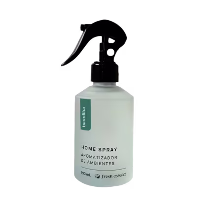 Home Spray aromatizador de ambientes da marca Fresh Essence. Frasco transparente com rótulo verde na frente com texto "Home Spray" e "Aromatizador de Ambientes" em letras pretas. Borrifador preto na parte superior com alavanca de acionamento.
