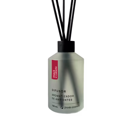Difusor aromatizador de ambientes Fresh Essence. Frasco cilíndrico de vidro fosco com 190 ml de capacidade. Com detalhes em vermelho no rótulo. Tampão preto na parte superior com hastes pretas para difusão do aroma.