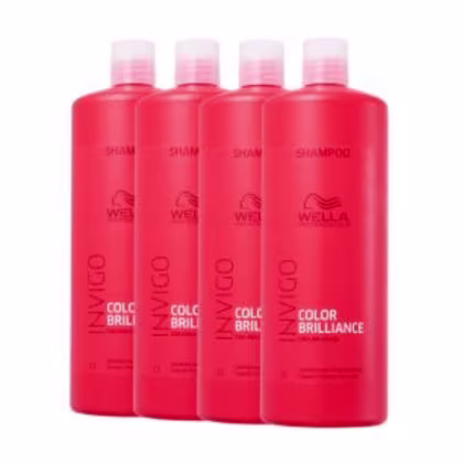 São quatro frascos de shampoo da marca Wella Professionals, da linha Color Brilliance com 1L cada. Os frascos são vermelho brilhante, com tampas brancas. Nas embalagens, está impresso o nome do produto "Color Brilliance", além do logotipo da Wella.