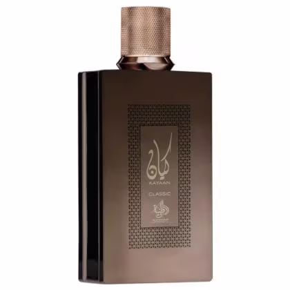 Frasco de perfume Kayaan Classic, com embalagem preta e detalhes dourados, incluindo um rótulo com o nome da marca em árabe e a palavra "Classic" em inglês.