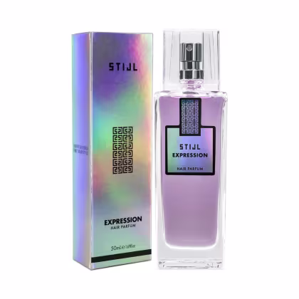 Produto de perfumaria para cabelos Stijl Expression. Frasco de vidro transparente contendo líquido lilás, com tampa cromada e rótulo preto com detalhes geométricos. Caixa holográfica iridescente em tons de roxo, verde e azul.