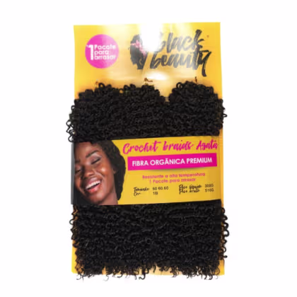 Pacote de tranças de crochê da marca Black Beauty. A embalagem exibe informações sobre o produto, como a fibra orgânica premium e a resistência a altas temperaturas. As tranças de crochê são pretas e volumosas, com um visual cacheado e encaracolado.