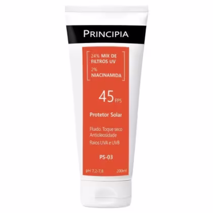 Protetor solar Principia com FPS 45, contendo mix de filtros UV e niacinamida. Embalagem em tubo branco e laranja, com informações sobre o produto e sua composição.