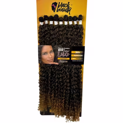 O produto apresentado é um conjunto de mechas de cabelo cacheado da marca Black Beauty. As mechas possuem um padrão de cachos escuros na parte superior, que gradualmente se tornam mais claros em direção às pontas.
