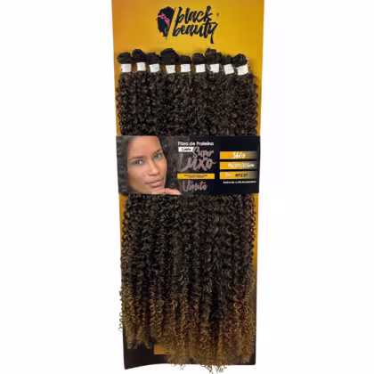 Conjunto de extensões de cabelo da marca Black Beauty. O conjunto contém vários pacotes de extensões de cabelo cacheado e ondulado, com uma tonalidade escura na raiz que se aclara em direção às pontas.