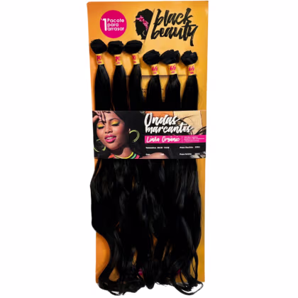 Pacote de extensões de cabelo da marca Black Beauty. Contém seis mechas de cabelo preto, com diferentes comprimentos variando de 65cm a 70 centímetros.