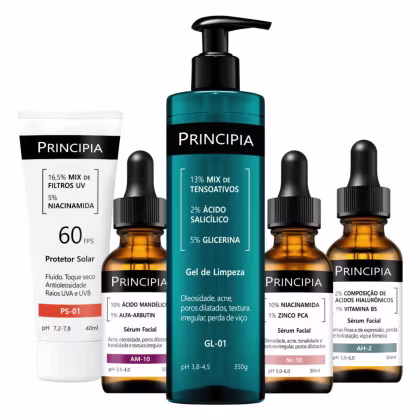 Produtos de beleza da marca Principia, incluindo protetor solar, soro facial, gel de limpeza e outros itens em embalagens pretas e azuis com rótulos e informações sobre os ingredientes e propriedades de cada produto.