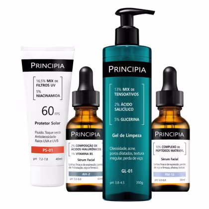 Produtos de beleza da marca Principia, incluindo protetor solar, sérum facial, gel de limpeza e sérum com peptídeos. Embalagens em tons de preto e azul, com rótulos e informações sobre os ingredientes e benefícios dos produtos.