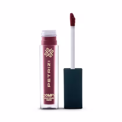 O produto é um batom líquido mate da marca Petrizi Makeup, com embalagem em formato cilíndrico de cor marsala e rótulo dourado com o nome da marca. O aplicador com formato alongado e pontudo.