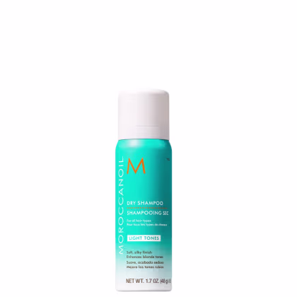 A imagem mostra o Shampoo a Seco Moroccanoil Dry Shampoo Light Tones, em embalagem cilíndrica na cor azul turquesa e tampa branca. Apresenta o logotipo "M" em laranja e o texto "Moroccanoil Dry Shampoo" em letras brancas sobre o fundo azul.