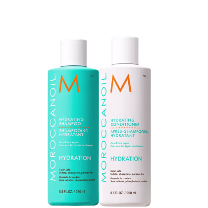 Dois frascos de produtos Moroccanoil: um frasco azul-turquesa de shampoo hidratante e um frasco branco de condicionador hidratante, ambos com 8,5 fl oz / 250 ml de capacidade.