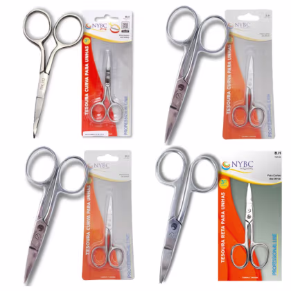 Quatro tesouras de corte de unha da marca NYBC Beauty. As tesouras possuem design ergonômico e lâminas de aço inoxidável, projetadas para cortar unhas de forma precisa e eficiente.