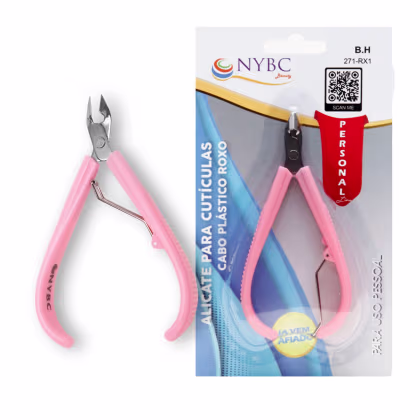Alicate para cutículas da marca NYBC Beauty. Possui um design compacto e ergonômico, com empunhadura rosa e detalhes em preto. O alicate é projetado para cuidados com as cutículas, proporcionando uma solução prática e eficiente para a beleza das unhas.