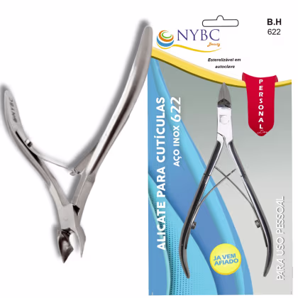 Alicate para cutículas da marca NYBC Beauty. O alicate possui um design prateado e ergonômico, com uma embalagem azul e amarela que destaca o nome da marca e a informação de que o produto é esterilizável em autoclave.
