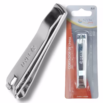 Cortador de unha da marca NYBC Beauty. O cortador de unha é feito de metal prateado com um design elegante e moderno. Ele possui uma lâmina afiada e um cabo ergonômico para facilitar o uso.