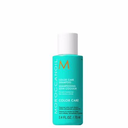 A imagem mostra o Shampoo Color Care 70ml da marca Moroccanoil. Embalagem plástica na cor azul turquesa, com letras brancas e pretas e logotipo da marca em laranja. O frasco tem uma bomba dosadora branca na parte superior.