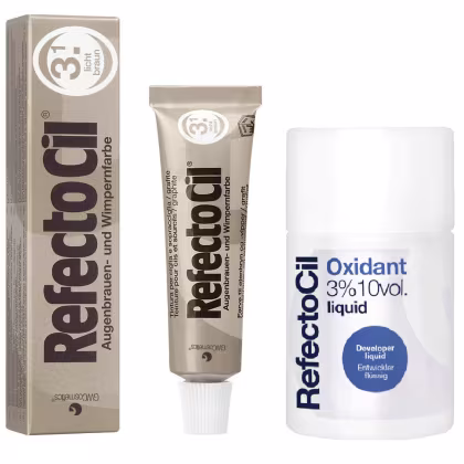 Produto RefectoCil coloração para cílios e sobrancelhas, apresentada em uma caixa e tubo de cor bege com logotipo. Ao lado, há um frasco de Oxidant, um líquido revelador