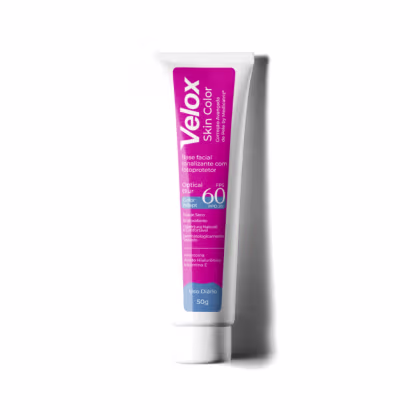 Tubo de base facial tonalizante com fotoprotetor Velox Skin Color, com FPS 60 e PPD 20, contendo ativos como Alantolna, Ácido Hialurônico e Vitamina E, em embalagem branca e rosa.