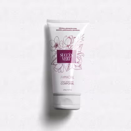 Creme hidratante corporal Primacial Succes Vert em embalagem branca com detalhes em roxo, contendo citrico, pimenta rosa, jasmim, patchouli e almíscar na composição.