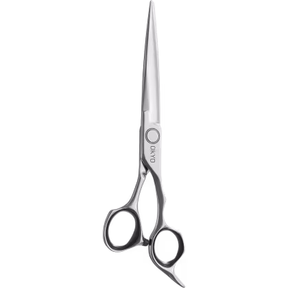 Tesoura de cabeleireiro prateada com design aerodinâmico e empunhadura ergonômica, com o logotipo "Okyo" impresso no corpo do instrumento.