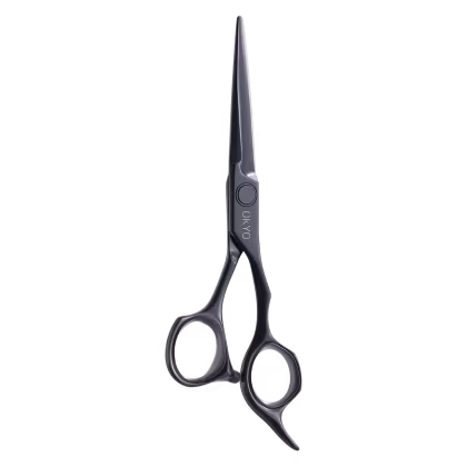 Tesoura de corte Okyo, com design elegante e moderno em tons de cinza escuro. Apresenta formato pontudo e lâminas afiadas, ideal para uso profissional em cuidados com cabelos.