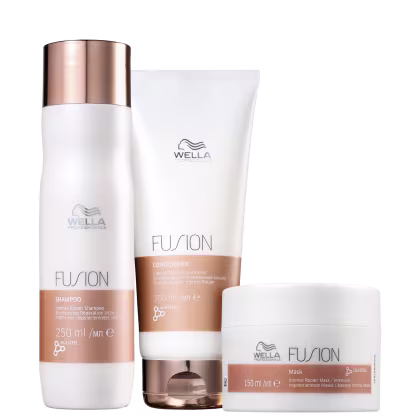 Produtos de tratamento capilar intensivo da linha Fusion da marca Wella Professionals. Um shampoo regenerador em frasco branco e rose gold de 250ml, um condicionador em embalagem branca e rose gold de 200ml, e uma máscara reparadora intensa de 150ml.