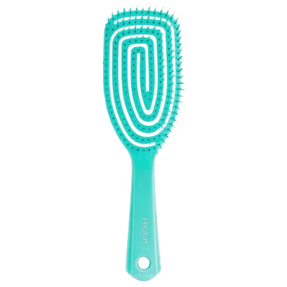 A imagem mostra uma escova de cabelo em cor turquesa. Possui formato oval alongado com fileiras concêntricas de cerdas plásticas curtas e pontiagudas. O cabo é longo e reto.