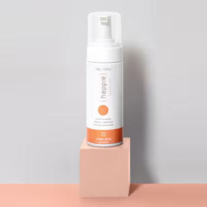 Frasco branco de espuma íntima da marca Happie&Co, com 150ml de capacidade. Embalagem com design minimalista e rótulo laranja destacando o nome da marca.