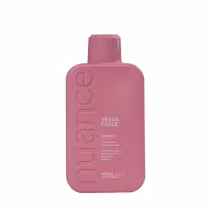 Shampoo Nuance Professional, da linha Vegan Force. A embalagem é um frasco plástico de cor rosa, com o nome da linha "Vegan Force" e informações sobre o produto, como "Hidratação máxima com extrato de Aloe Vera e Colágeno". Possui um volume de 450ml.
