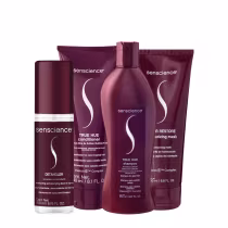 Produtos da marca Senscience, incluindo condicionador, shampoo, máscara e leave-in da linha True Hue, todos em tons de roxo
