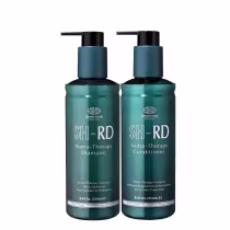 Dois frascos de produtos de cuidados capilares da marca Shaan Hong, com embalagem em tons de verde e preto. O rótulo indica "SH-RD Nutra-Therapy Shampoo" e "SH-RD Nutra-Therapy Conditioner".