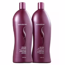 Dois frascos de shampoo e condicionador da marca Senscience, com embalagens de cor vinho, contendo rótulos com o nome da marca e a descrição "true hue" para cabelos coloridos.