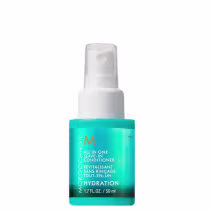 A imagem mostra o produto Moroccanoil Hydration All in One Leave-in Conditioner 50ml, embalagem em formato de spray, cor turqesa e com tampa branca. Rótulo com o nome do produto e descrições em letras brancas e laranja.